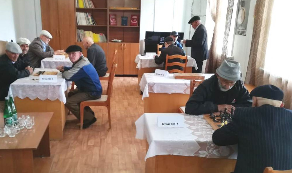 В рамках мероприятий по Году семьи, в Центре соцобслуживания в Дахадаевском районе провели шахматно-шашечный турнир среди подопечных